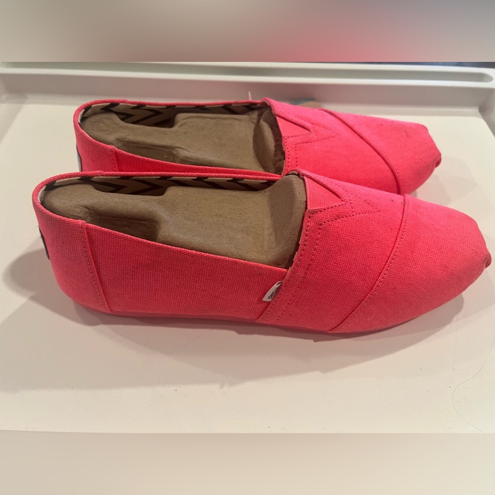 New with tags* HOT pink Toms Alpargatas